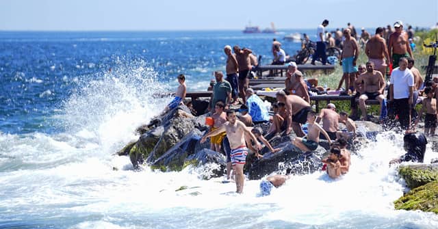 Dân Istanbul đổ về bờ biển, công viên tránh nóng trong ngày nắng gay gắt