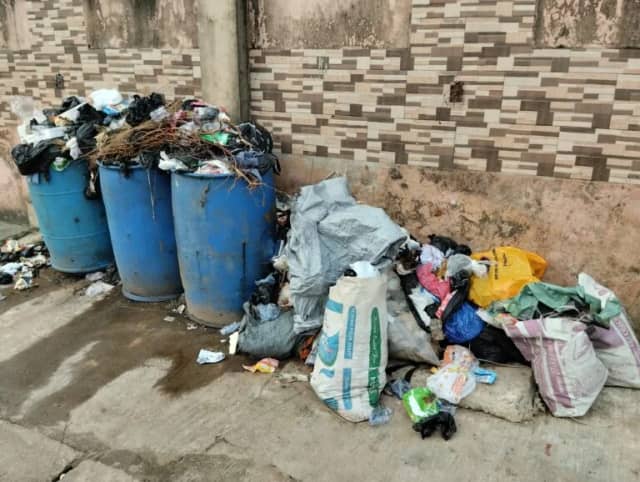 Dân cư Lagos than phiền việc rác thải chất đống làm suy yếu chiến dịch vệ sinh môi trường hàng tháng