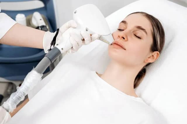 Chi tiêu của khách nước ngoài ở Hàn Quốc tăng 54% trong nửa đầu năm, tiêu dùng y tế tăng gấp đôi