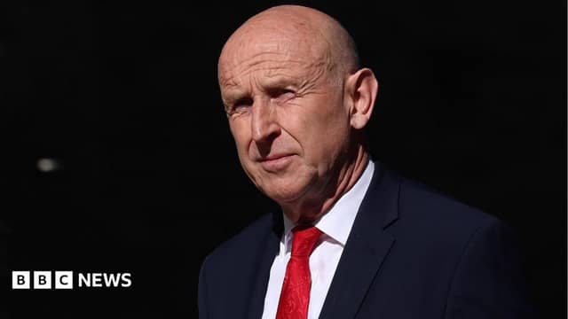 John Healey làm Bộ trưởng Tài chính sau khi từ chức Bộ trưởng Quốc phòng gây sốc