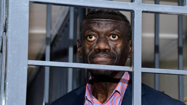 Chính trị gia đối lập Uganda Kizza Besigye bất ngờ ngất xỉu tại tòa và phải nhập ICU