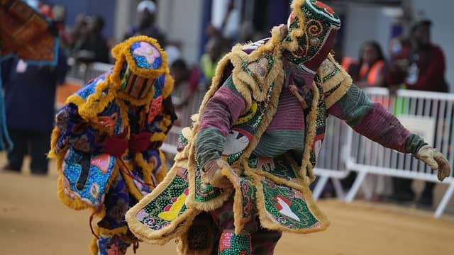 Lễ hội Mặt nạ Benin thu hút hàng nghìn người tại Porto-Novo với trang phục sắc màu rực rỡ