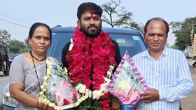 BJP yêu cầu Shinde xử lý 2 lãnh đạo Shiv Sena gặp Abhijeet Dipke và gia đình tại Maharashtra