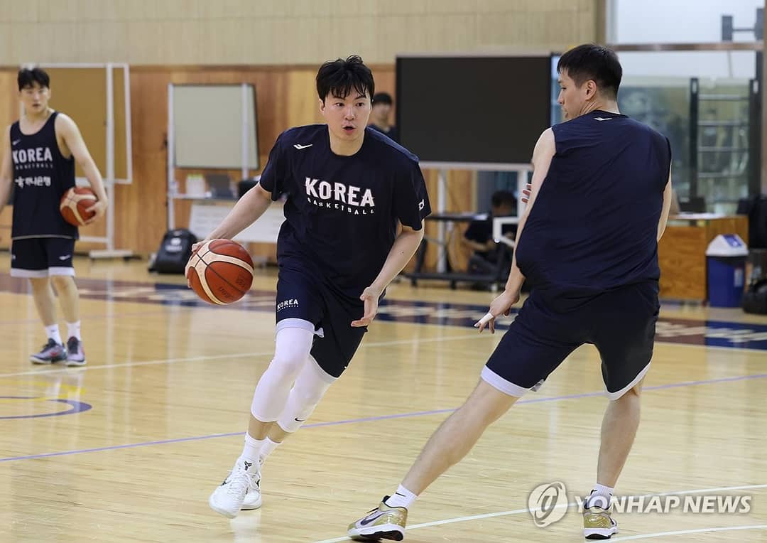 Lee Hyun-jung (L), tiền đạo đội tuyển bóng rổ nam Hàn Quốc, dẫn bóng trong buổi tập mở của đội tại Trung tâm Huấn luyện Quốc gia Jincheon, tỉnh Bắc…