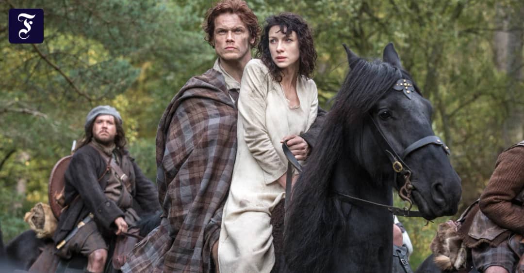 Trong việc thu hút người hâm mộ, Caitríona Balfe và Sam Heughan trong vai Claire Randall và Jamie Fraser ở tập đầu tiên của "Outlander" (Ảnh: FAZ.NET)