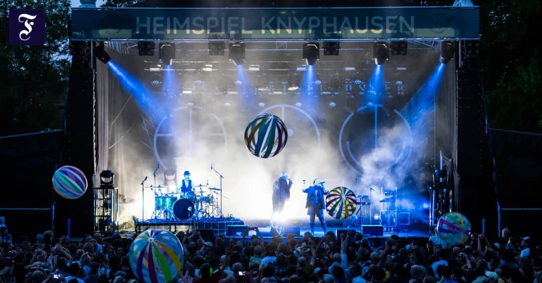 Trong bể bóng: Ban nhạc Großstadtgeflüster từ Berlin biểu diễn tại lễ hội Heimspiel Knyphausen ở Eltville am Rhein. (Ảnh: FAZ.NET)