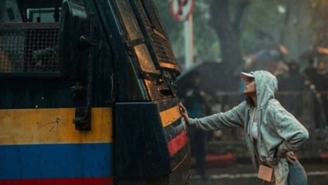 Rhiya Ahir và hành động dũng cảm chặn xe cảnh sát trong cuộc biểu tình ở Mumbai